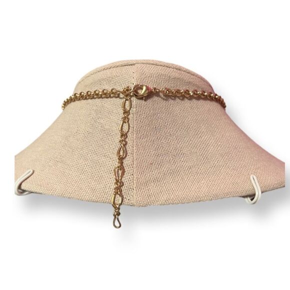 ⭐️3/$25⭐️ Gold Tone Twisted Circle Necklace - Picture 2 of 2